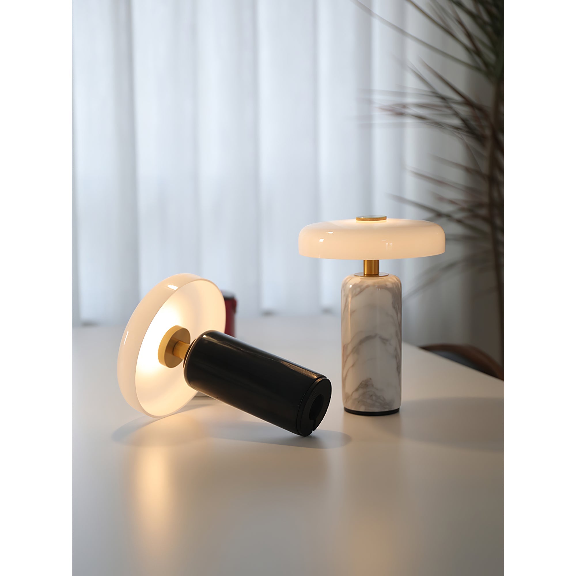 Marmeren Tafellamp met Oplaadbare Batterij – Opaline Glazen Bol & Espresso Marmeren Voet – Touch Dimbaar | Sansoti