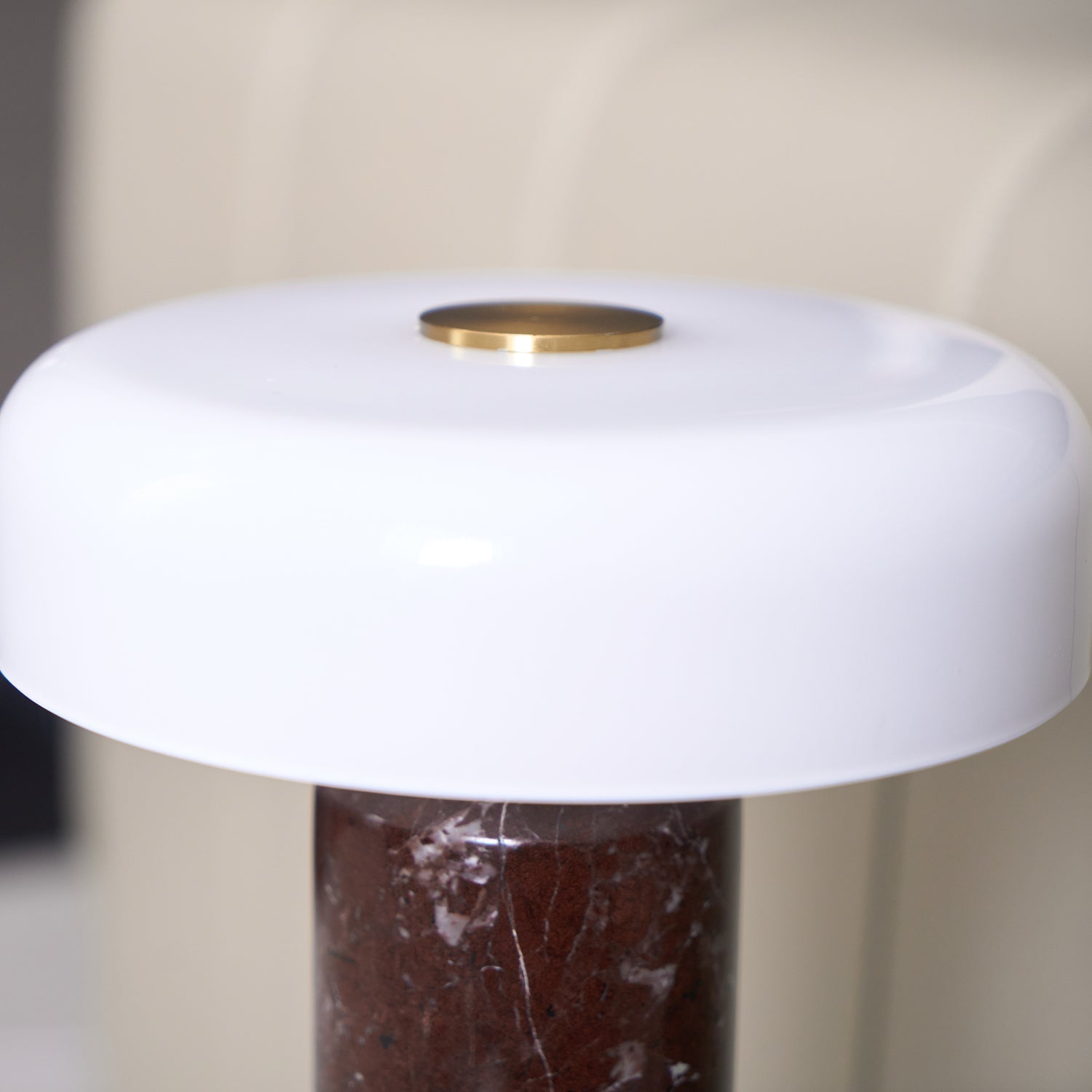 Marmeren Tafellamp met Oplaadbare Batterij – Opaline Glazen Bol & Espresso Marmeren Voet – Touch Dimbaar | Sansoti