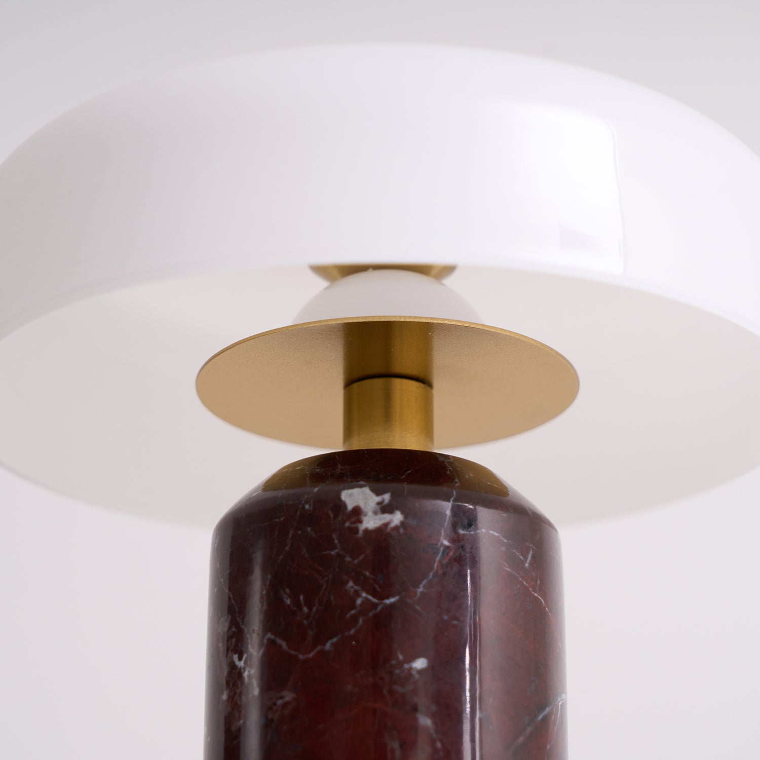 Marmeren Tafellamp met Oplaadbare Batterij – Opaline Glazen Bol & Espresso Marmeren Voet – Touch Dimbaar | Sansoti