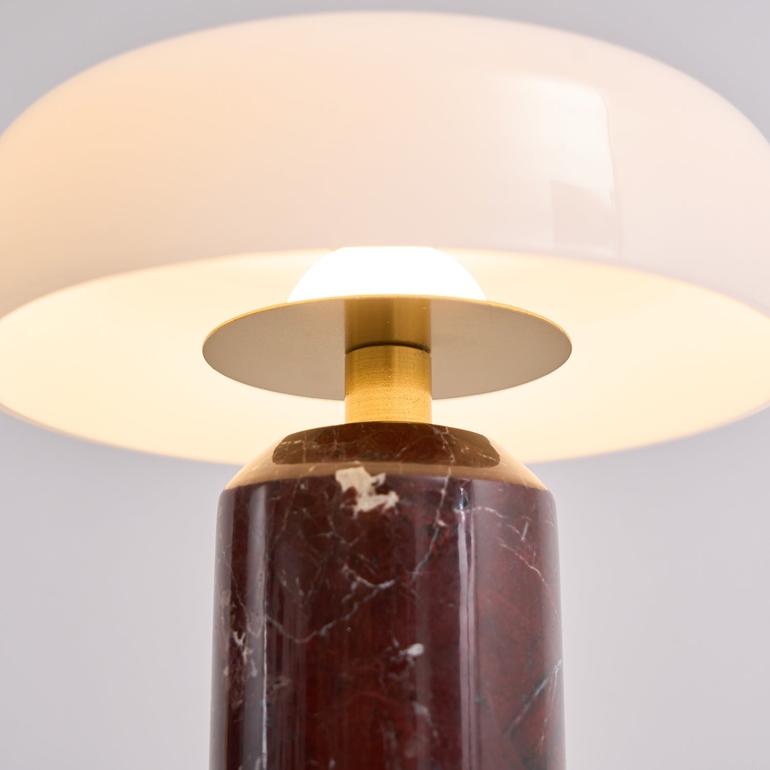 Marmeren Tafellamp met Oplaadbare Batterij – Opaline Glazen Bol & Espresso Marmeren Voet – Touch Dimbaar | Sansoti