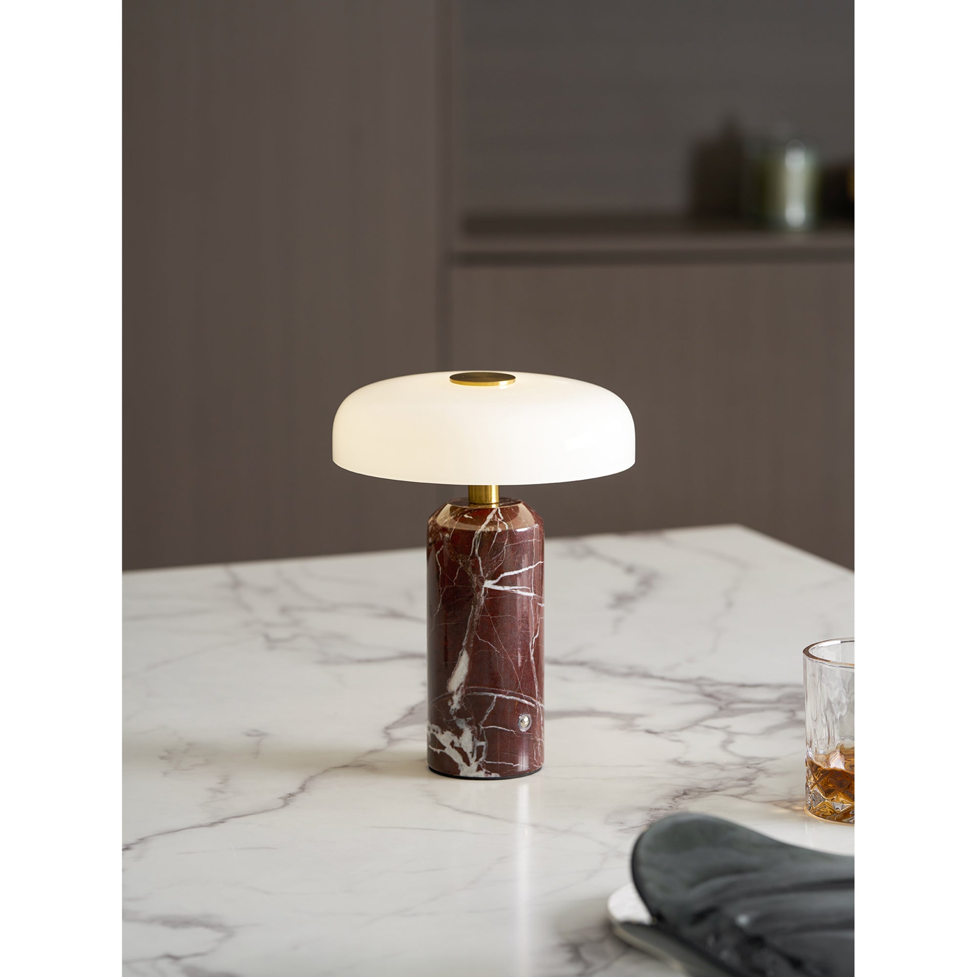 Marmeren Tafellamp met Oplaadbare Batterij – Opaline Glazen Bol & Espresso Marmeren Voet – Touch Dimbaar | Sansoti
