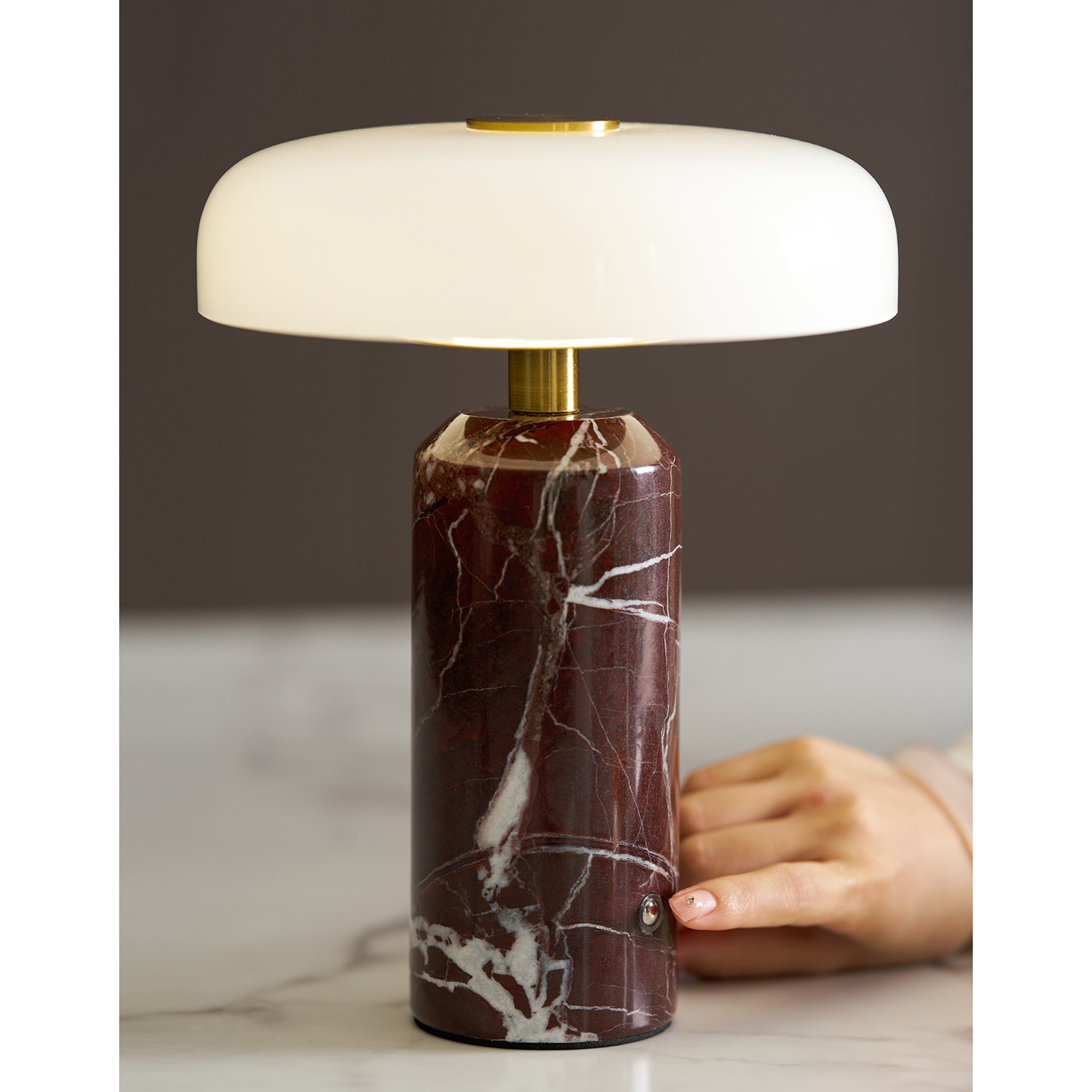 Marmeren Tafellamp met Oplaadbare Batterij – Opaline Glazen Bol & Espresso Marmeren Voet – Touch Dimbaar | Sansoti