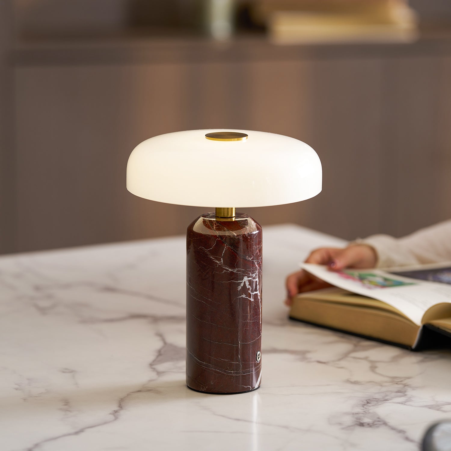 Marmeren Tafellamp met Oplaadbare Batterij – Opaline Glazen Bol & Espresso Marmeren Voet – Touch Dimbaar | Sansoti