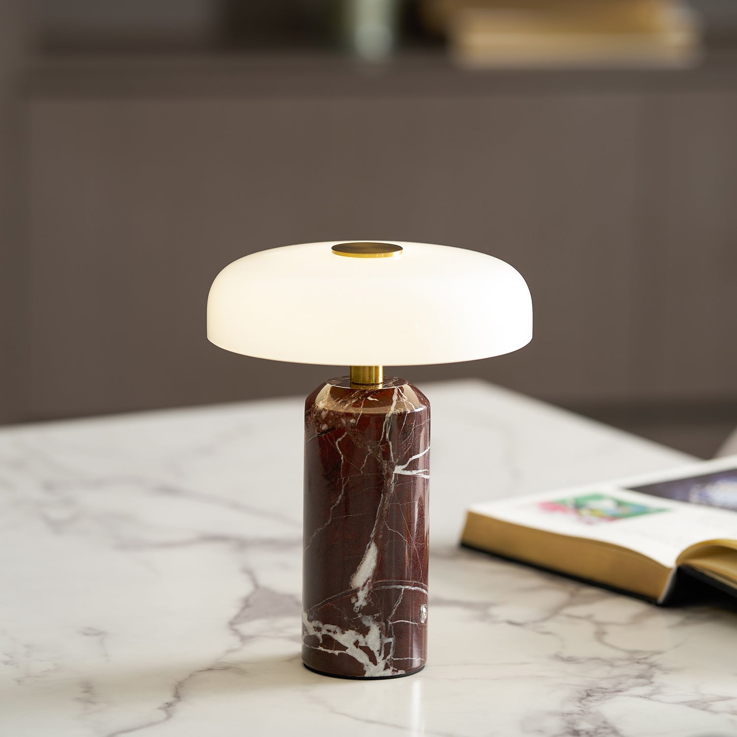 Marmeren Tafellamp met Oplaadbare Batterij – Opaline Glazen Bol & Espresso Marmeren Voet – Touch Dimbaar | Sansoti