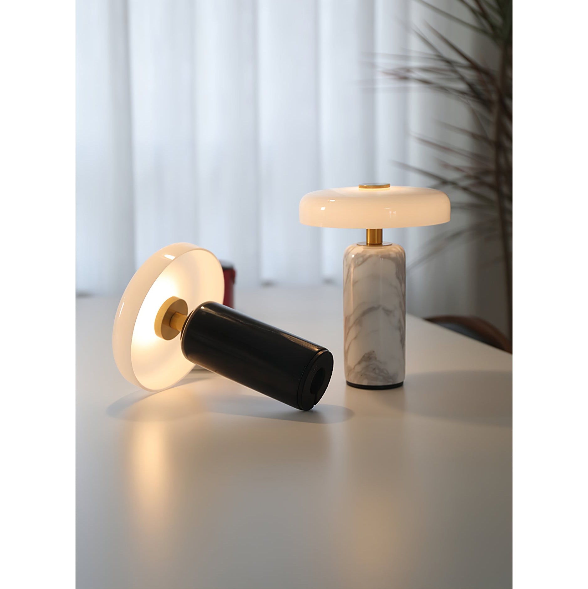 Marmeren Tafellamp met Oplaadbare Batterij – Opaline Glazen Bol & Espresso Marmeren Voet – Touch Dimbaar | Sansoti