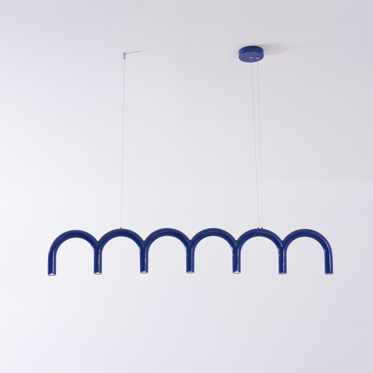 Moderne Kroonluchter met Cirkelvormige M-Bogen – 4, 7 of 9 Lichtpunten in Wit, Zwart of Blauw | Sansoti