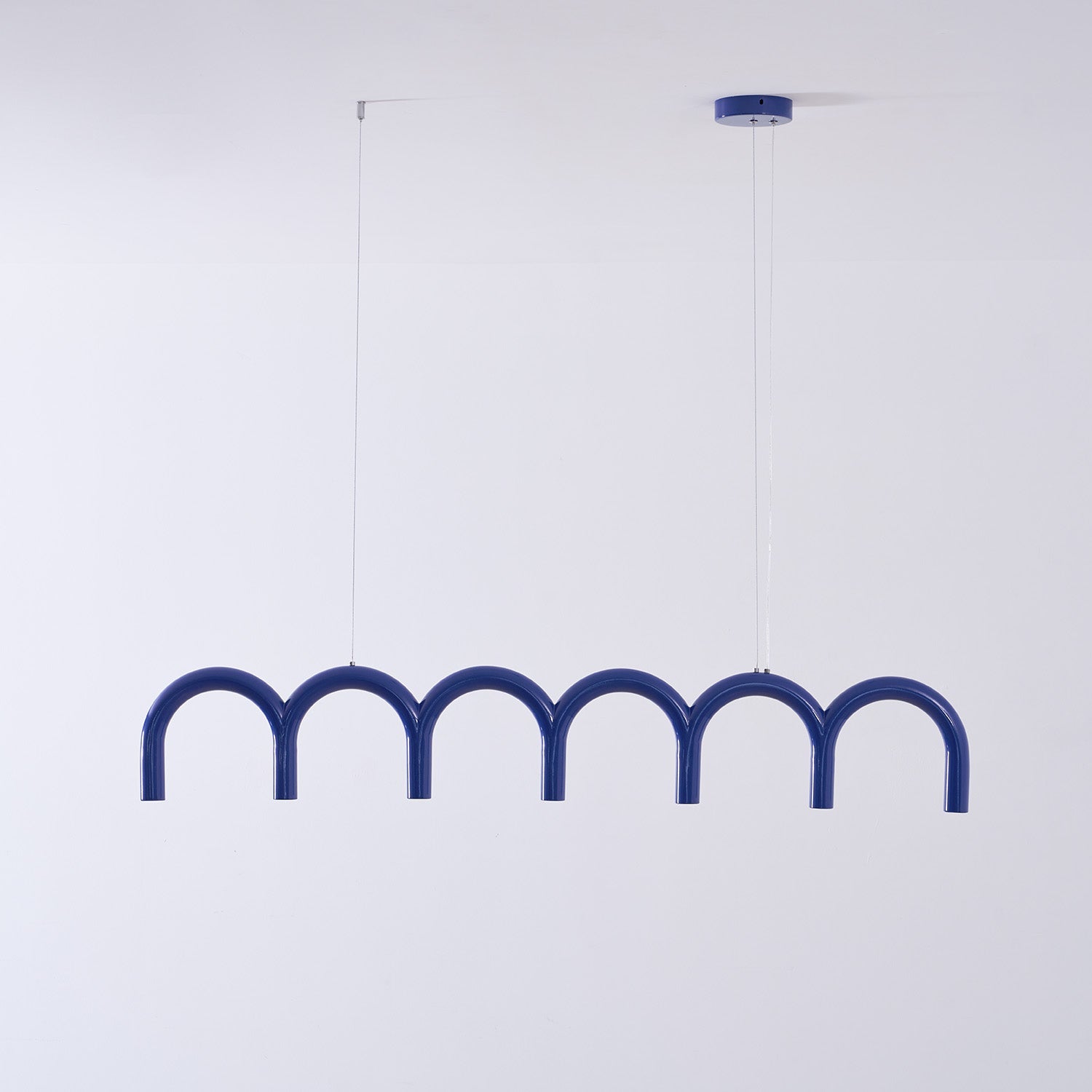 Moderne Kroonluchter met Cirkelvormige M-Bogen – 4, 7 of 9 Lichtpunten in Wit, Zwart of Blauw | Sansoti
