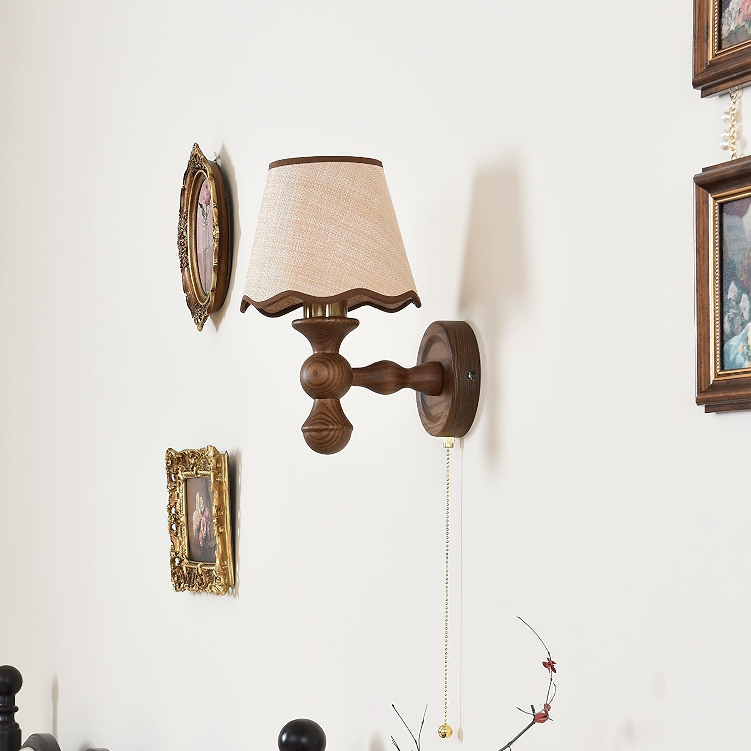Wandlamp met golvende stoffen kap – Walnoot en beige vintage wandverlichting voor slaapkamer en gang | Sansoti