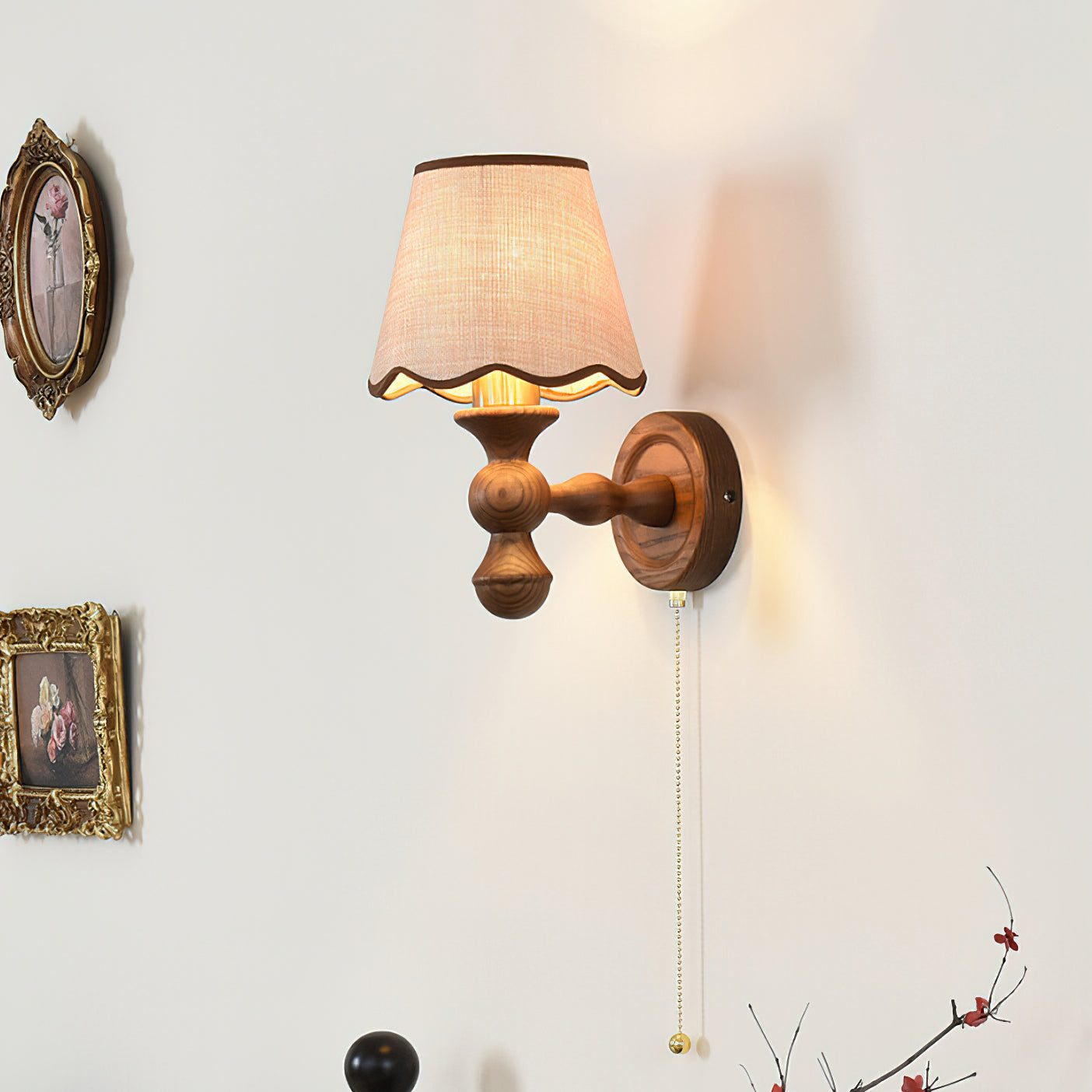 Wandlamp met golvende stoffen kap – Walnoot en beige vintage wandverlichting voor slaapkamer en gang | Sansoti