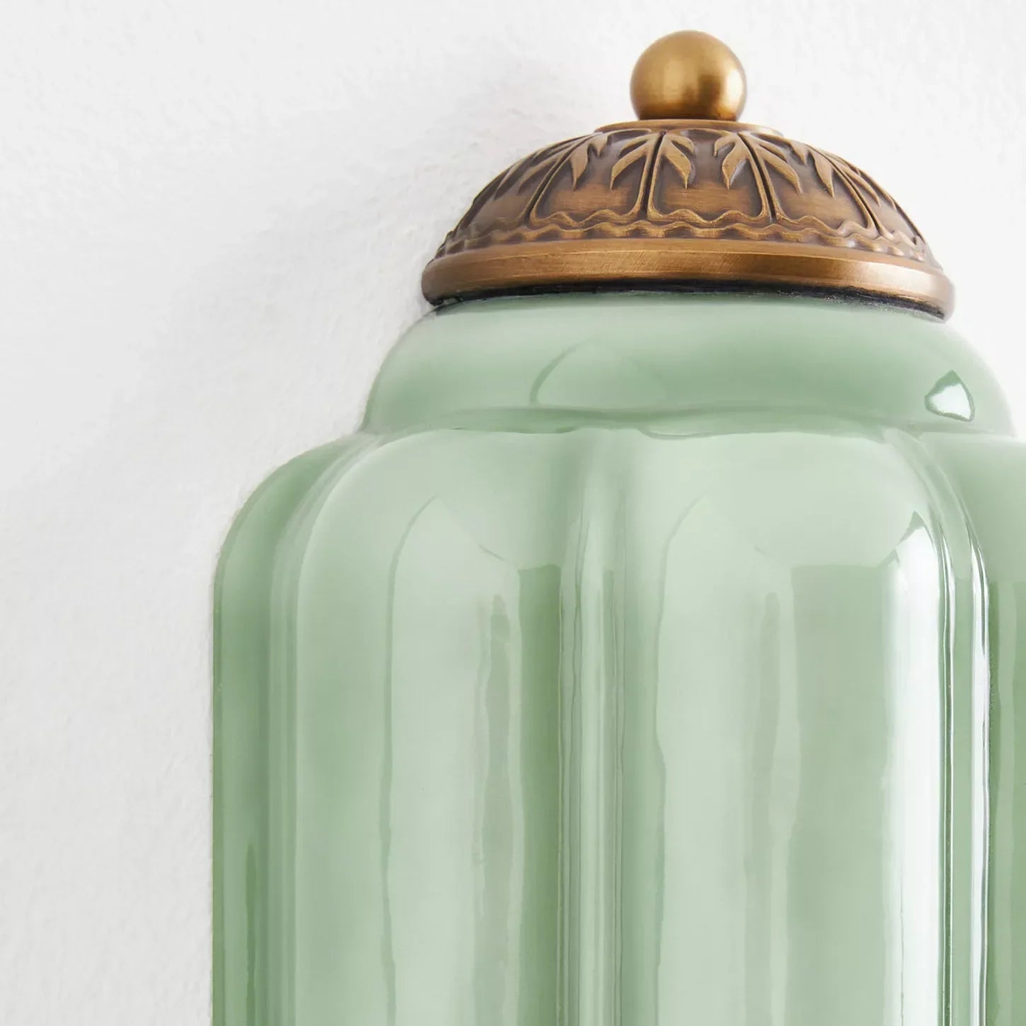 Vintage Wandlamp met Melkglazen Kap en Antieke Afwerking voor Sfeervolle Verlichting | Sansoti