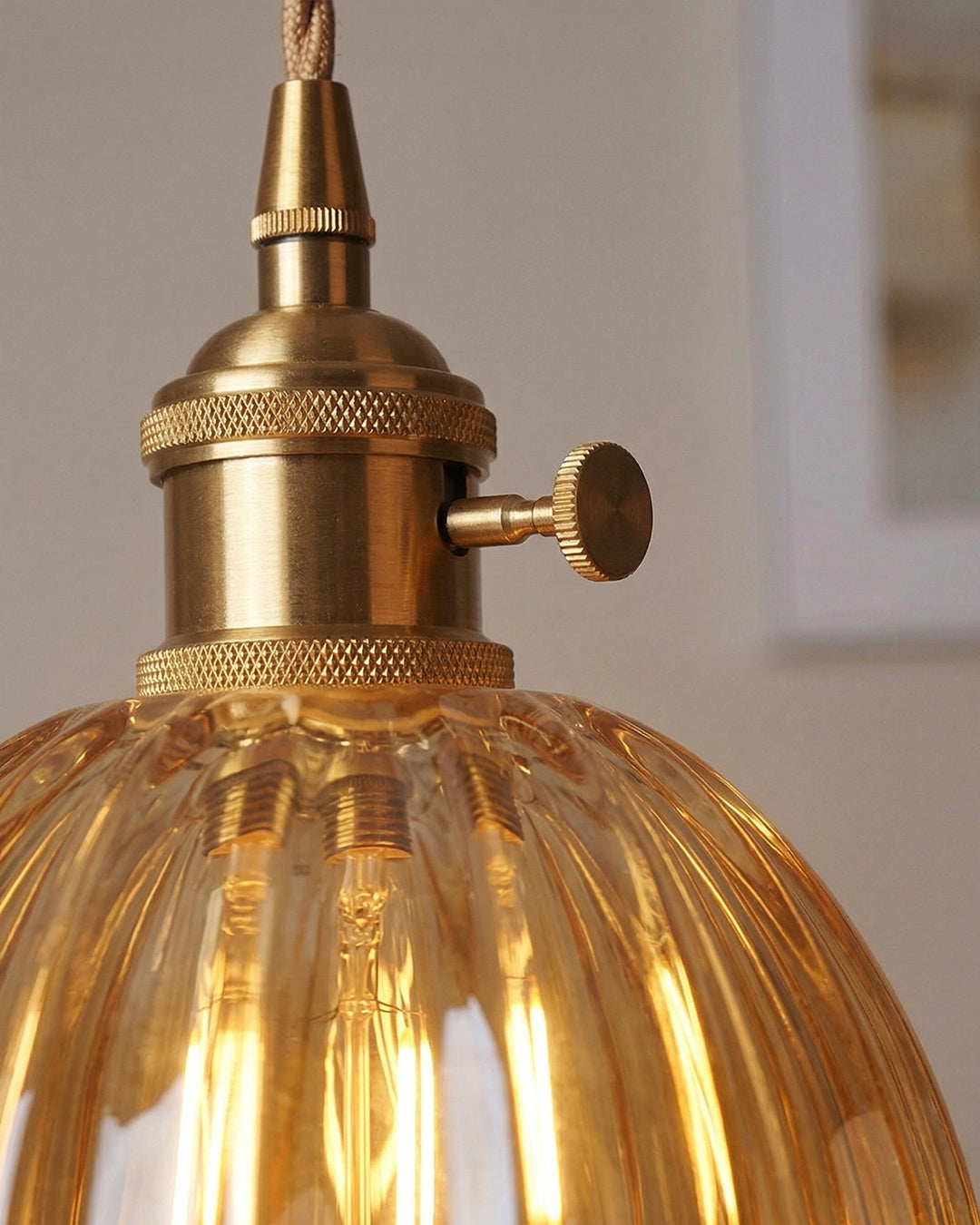 MAREN Hanglamp – Japanse Bloemvormige Glazen Lamp met Zacht Diffuus Licht – Verkrijgbaar in Groen, Transparant, Amber en Rookgrijs – Ø12cm x H18cm | Sansoti