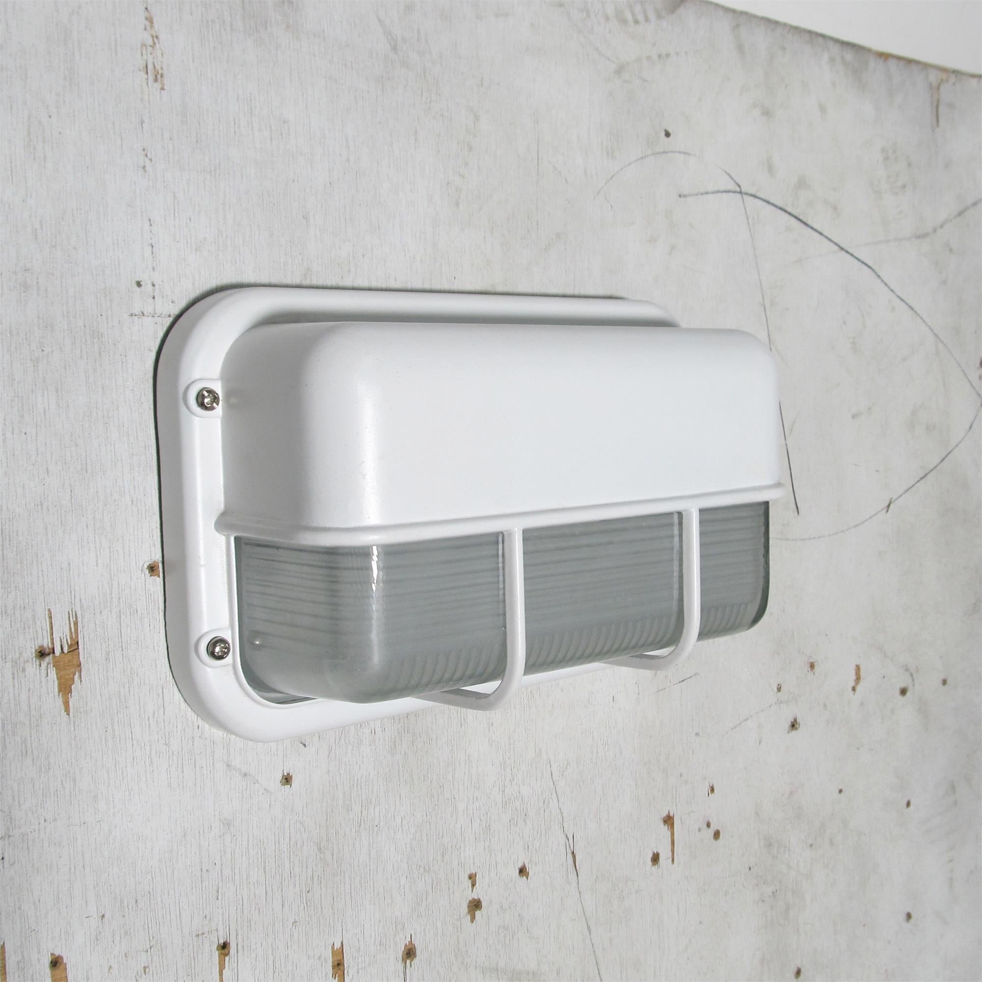 Nautische Außenwandleuchte Bulkhead mit Opalglas und Aluminiumgehäuse für Fassade und Eingang | Restfield