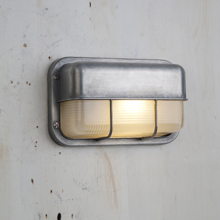 Nautische Außenwandleuchte Bulkhead mit Opalglas und Aluminiumgehäuse für Fassade und Eingang | Restfield