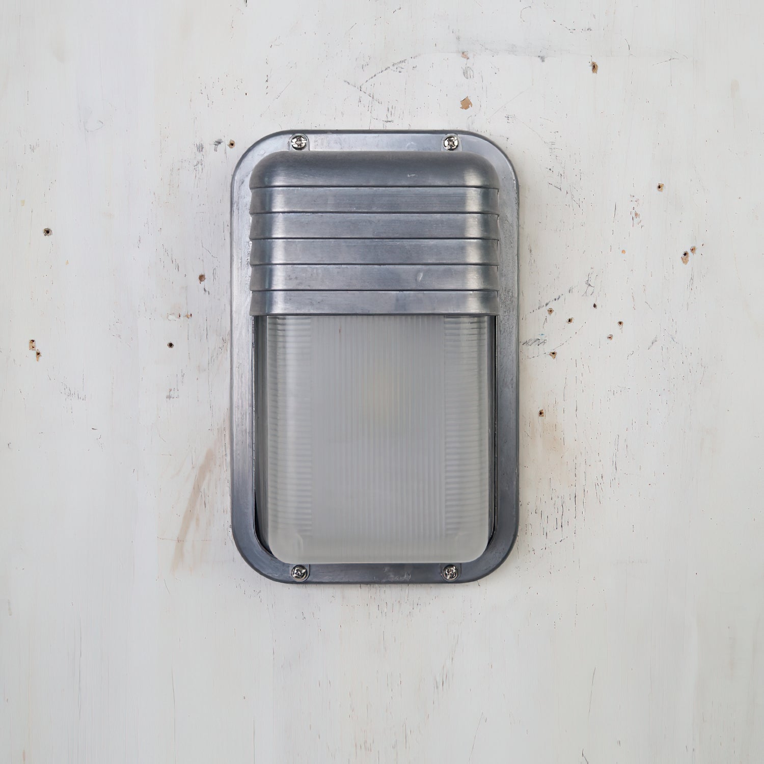 Nautische Außenwandleuchte Bulkhead mit Opalglas und Aluminiumgehäuse für Fassade und Eingang | Restfield
