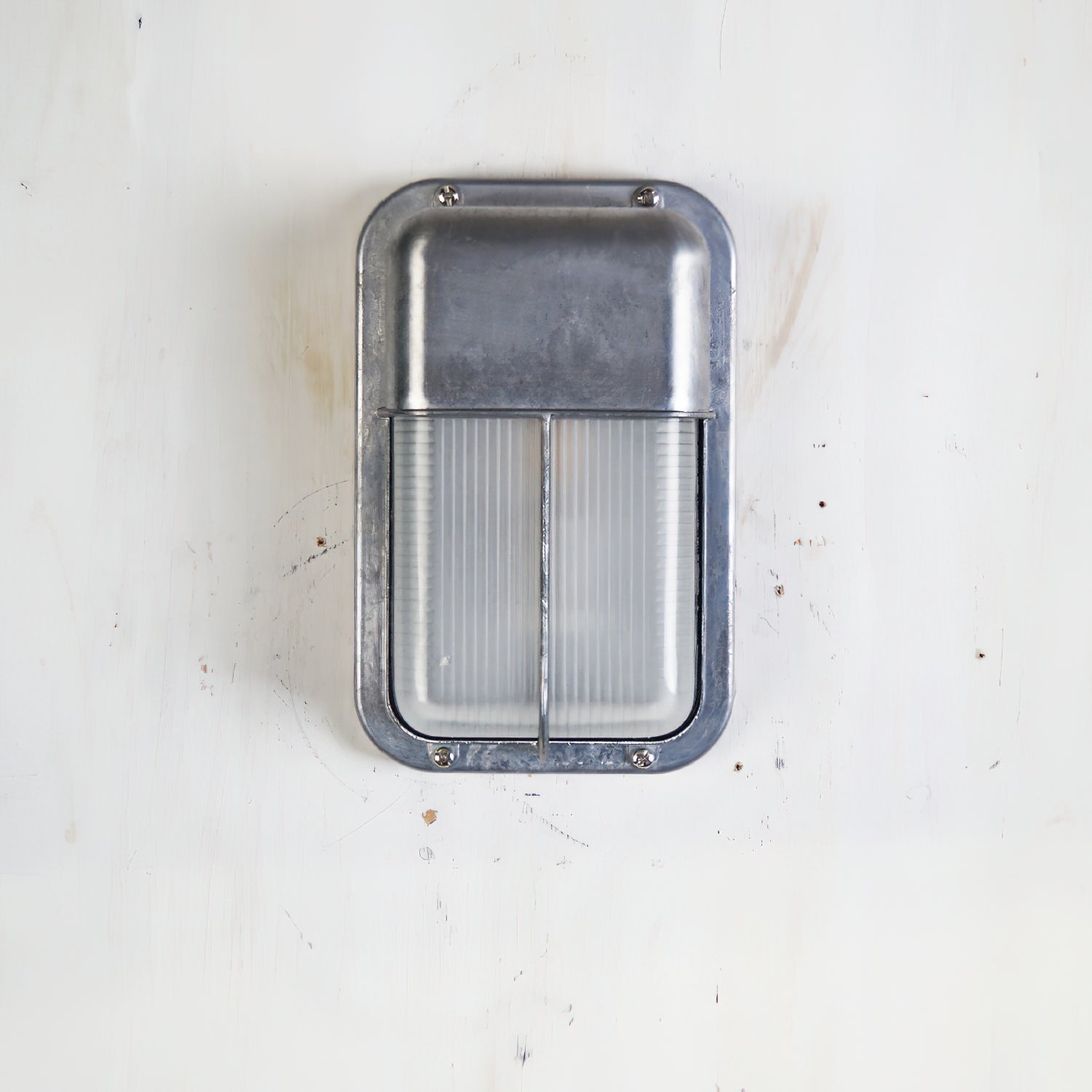 Nautische Außenwandleuchte Bulkhead mit Opalglas und Aluminiumgehäuse für Fassade und Eingang | Restfield