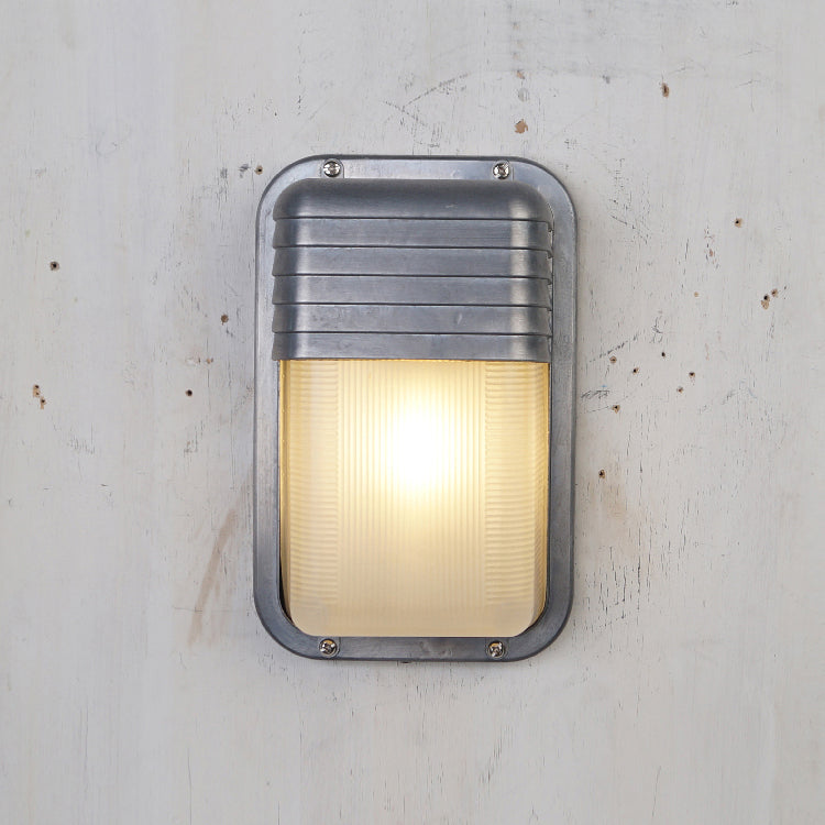 Nautische Außenwandleuchte Bulkhead mit Opalglas und Aluminiumgehäuse für Fassade und Eingang | Restfield