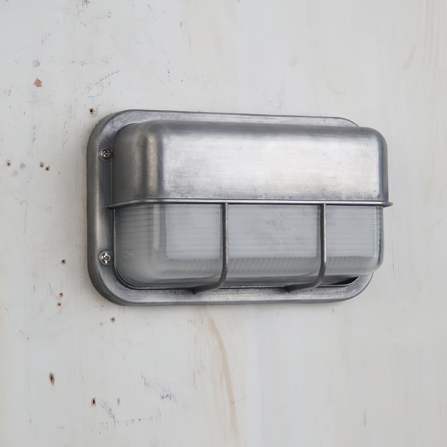Nautische Außenwandleuchte Bulkhead mit Opalglas und Aluminiumgehäuse für Fassade und Eingang | Restfield
