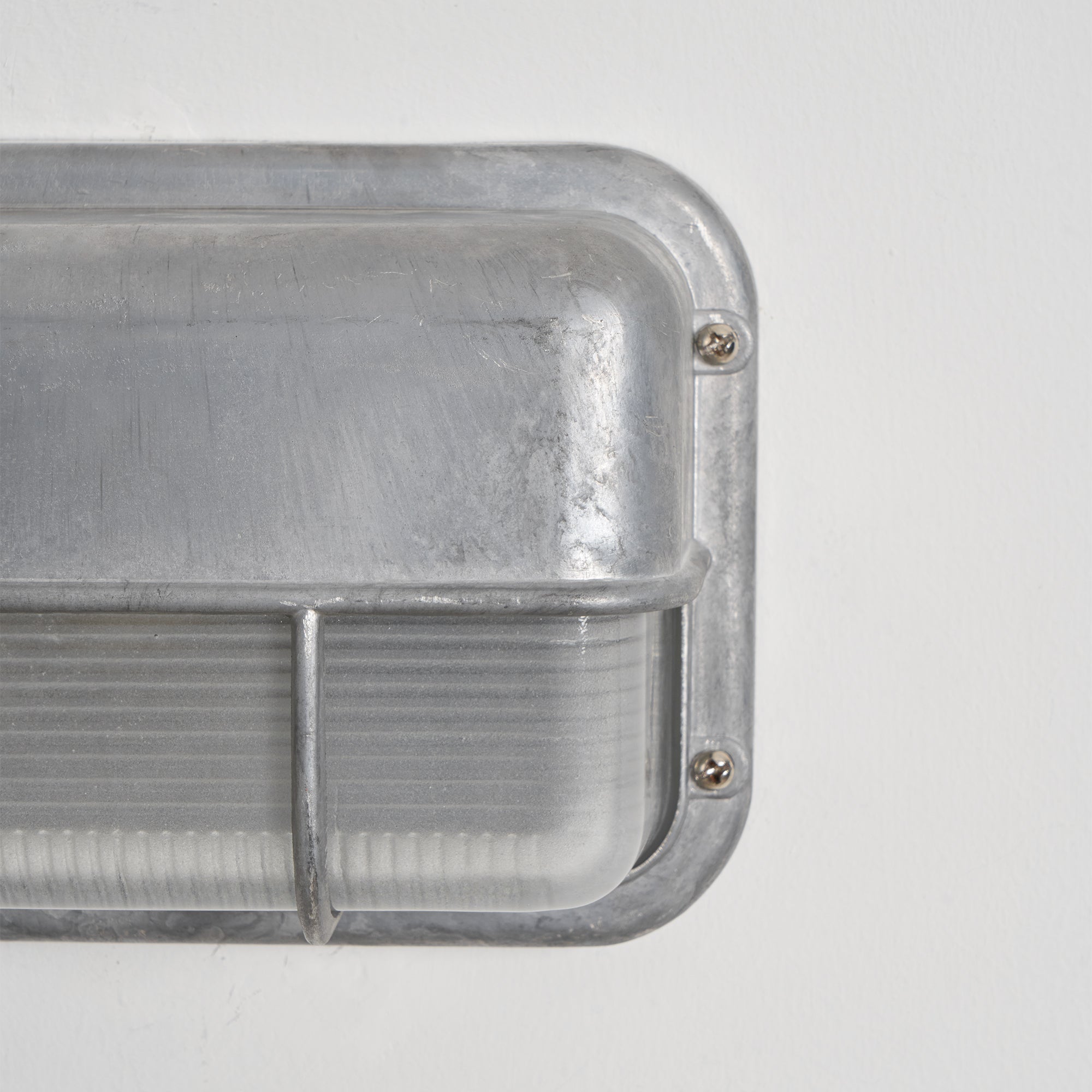 Nautische Außenwandleuchte Bulkhead mit Opalglas und Aluminiumgehäuse für Fassade und Eingang | Restfield