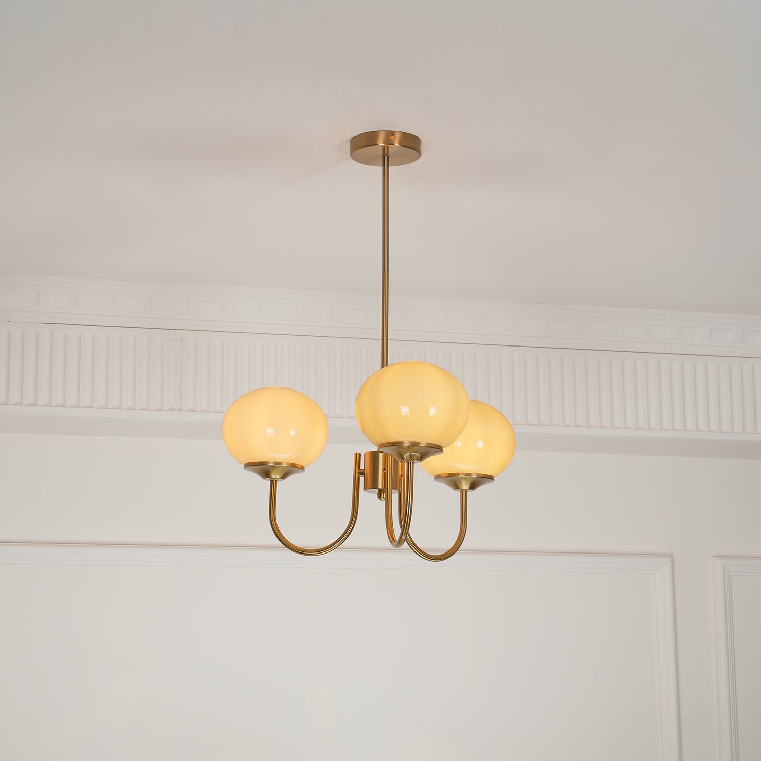 Glaskronleuchter mit rosa, weißen oder cremefarbenen Kugeln und goldenem oder verchromtem Rahmen, moderner Design-Kronleuchter mit 3 oder 5 Lichtquellen für Wohn- und Esszimmer | Restfield