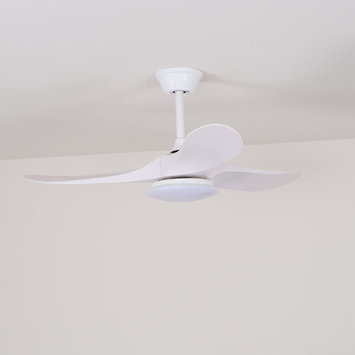 Ventilateur de plafond avec éclairage en bois, 106cm 132cm, 6 vitesses, lampe LED à intensité variable, télécommande, chambre | Sansoti