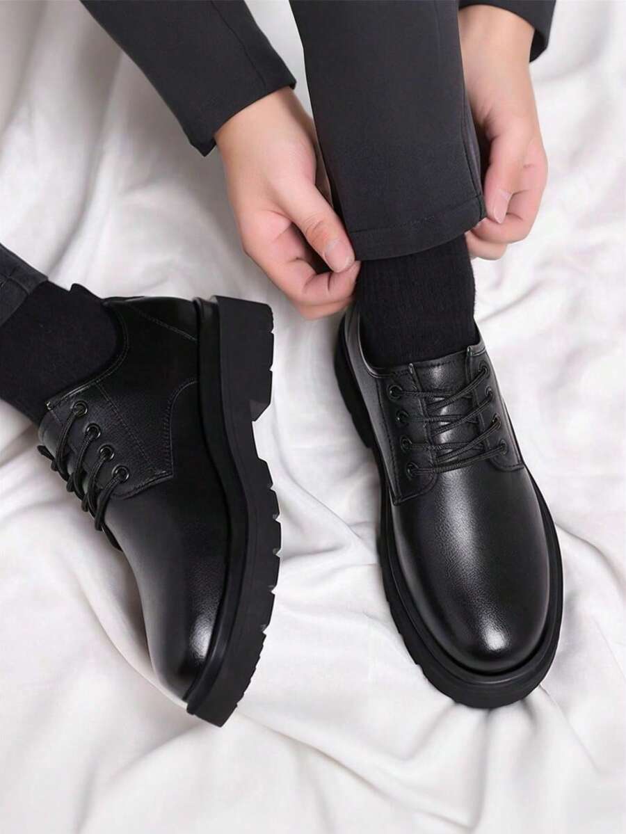 Herren-Derbyschuhe mit profilierter Sohle aus schwarzem Leder, Schnürschuhe, lässig-eleganter Look, bequem für jeden Tag | Sansoti