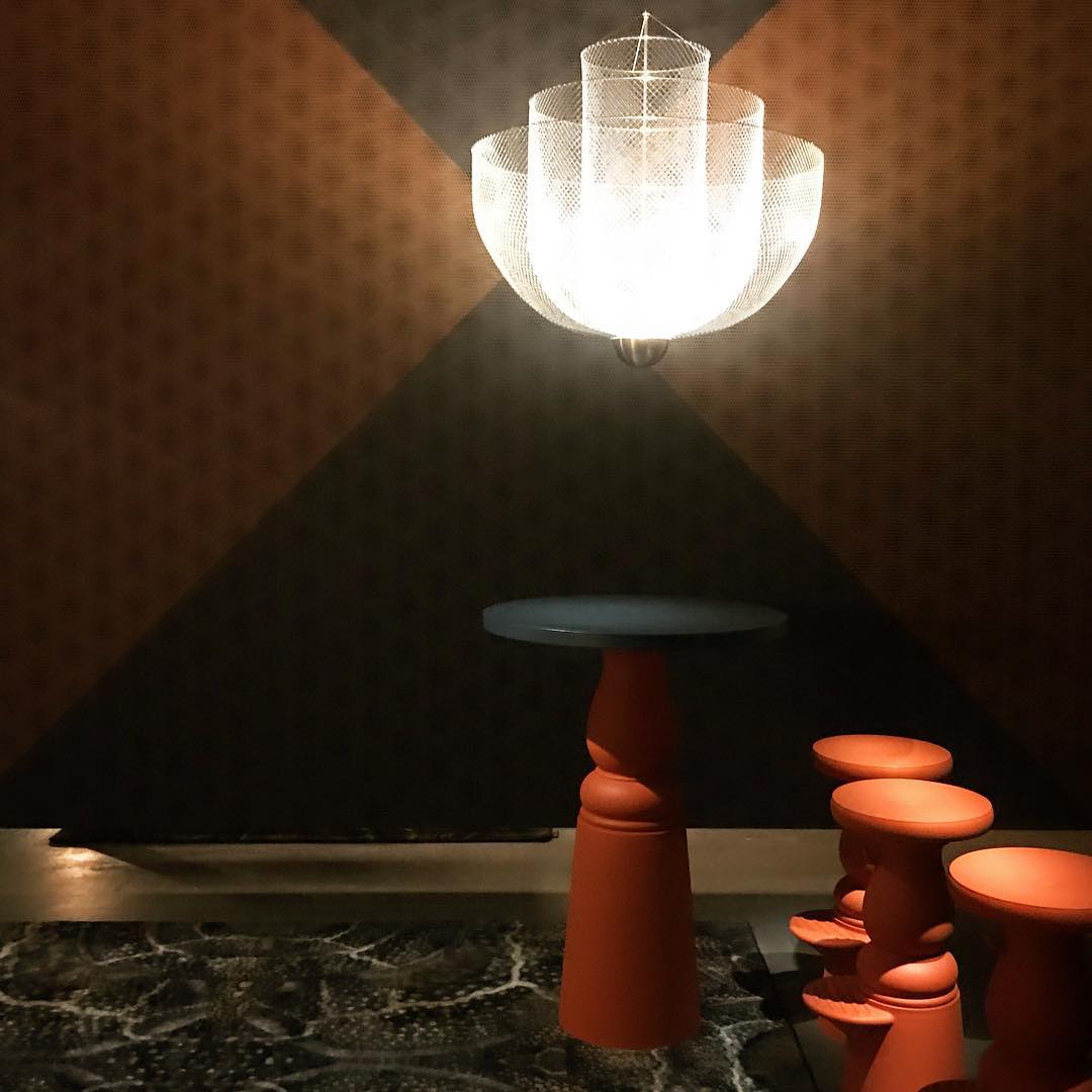Geometrische Metalen Kroonluchter met Geïntegreerde LED en Messing Accenten – Drie Gelaagde Designlamp | Sansoti