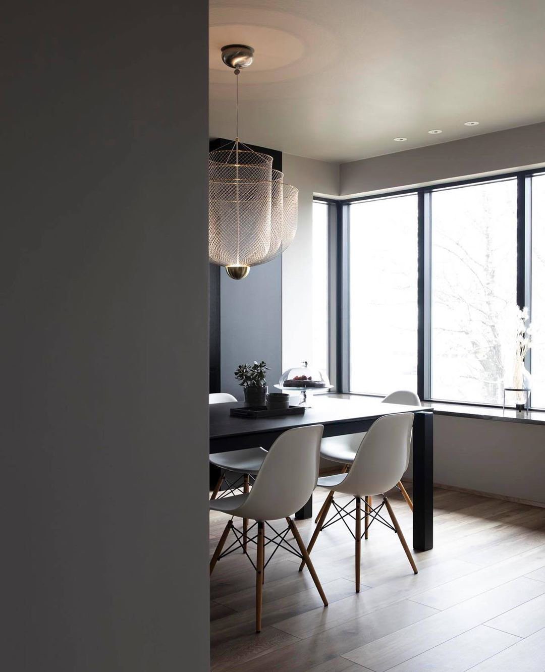 Geometrische Metalen Kroonluchter met Geïntegreerde LED en Messing Accenten – Drie Gelaagde Designlamp | Sansoti