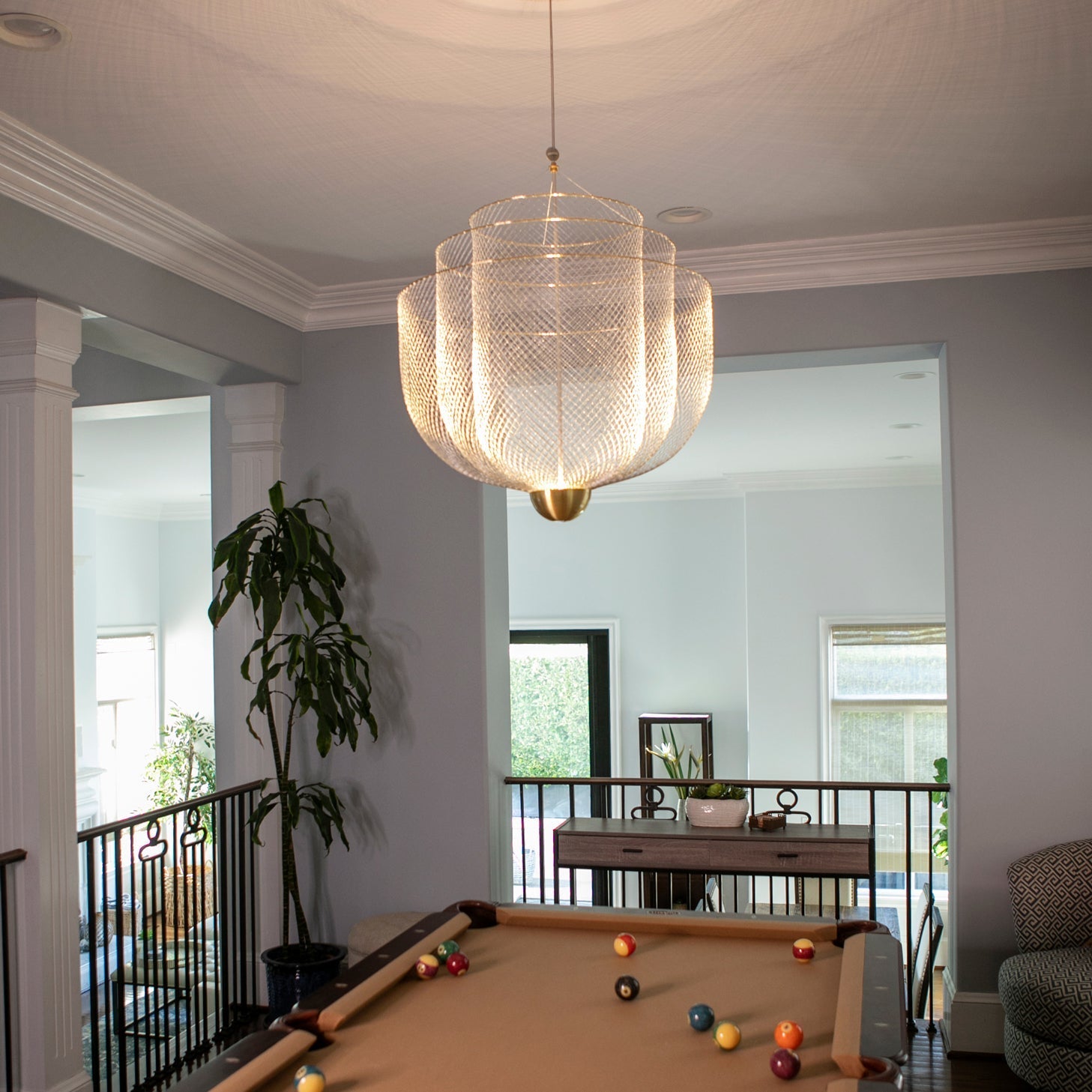 Geometrische Metalen Kroonluchter met Geïntegreerde LED en Messing Accenten – Drie Gelaagde Designlamp | Sansoti