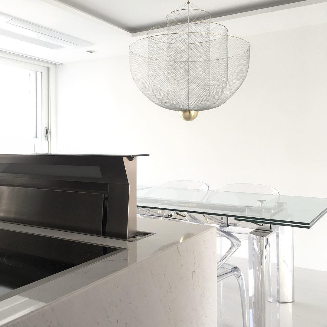 Geometrische Metalen Kroonluchter met Geïntegreerde LED en Messing Accenten – Drie Gelaagde Designlamp | Sansoti