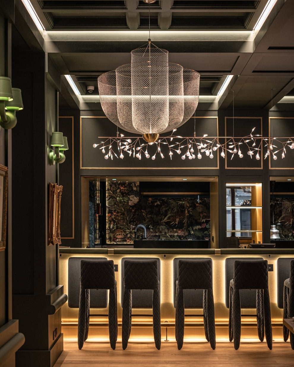 Geometrische Metalen Kroonluchter met Geïntegreerde LED en Messing Accenten – Drie Gelaagde Designlamp | Sansoti