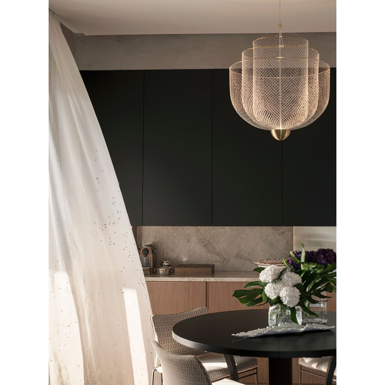 Geometrische Metalen Kroonluchter met Geïntegreerde LED en Messing Accenten – Drie Gelaagde Designlamp | Sansoti