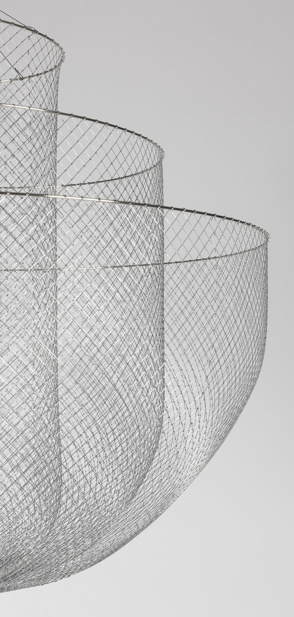 Geometrische Metalen Kroonluchter met Geïntegreerde LED en Messing Accenten – Drie Gelaagde Designlamp | Sansoti