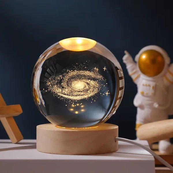 Glazen Bol met LED Verlichting 7cm Kosmos Ontwerp Decoratieve Nachtlamp Houten Standaard USB Sfeerlamp | Sansoti