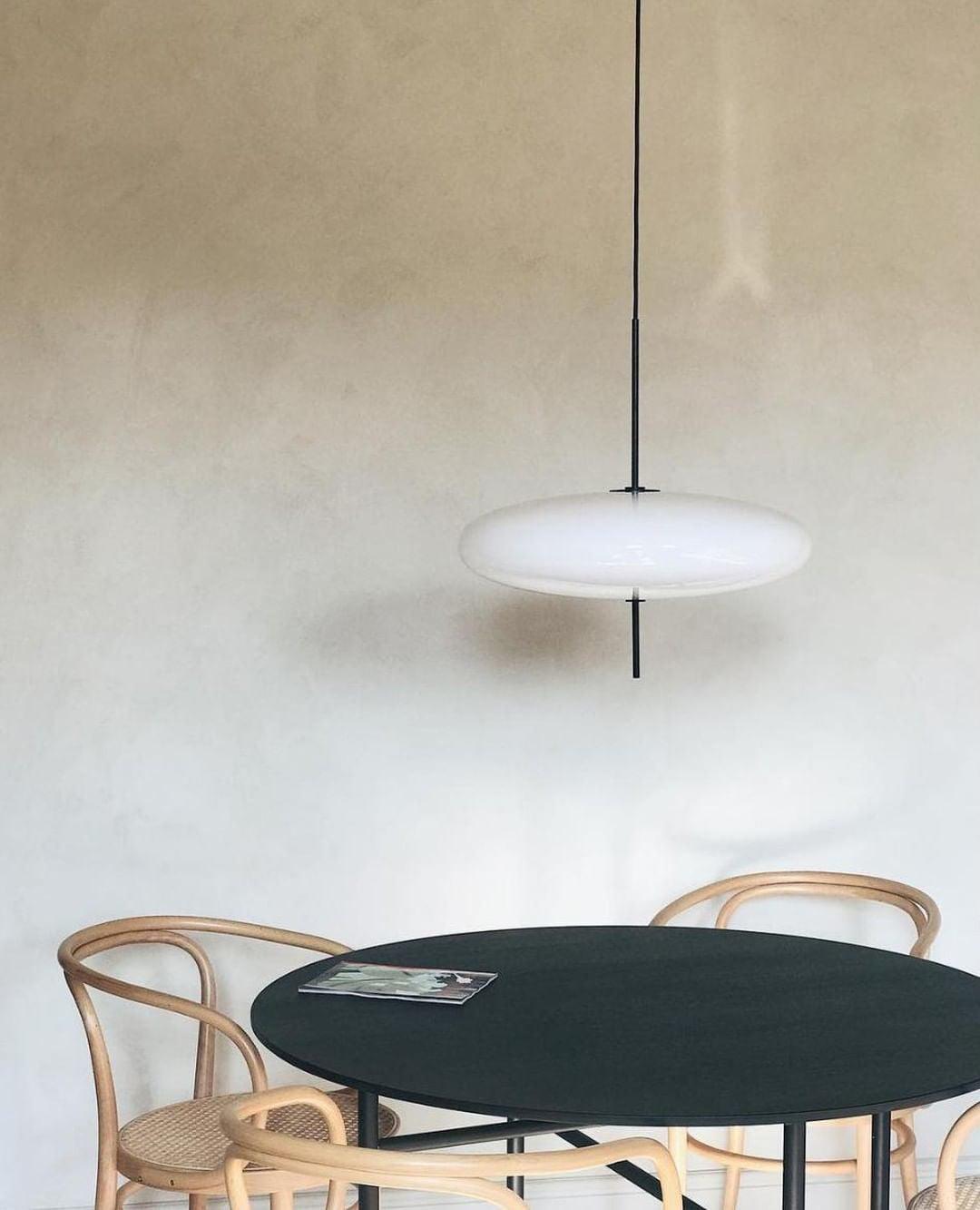 Opaalwitte Schijfhanglamp Elliptisch Design Glas-Effect Polymeer 3-4 Lichtpunten E26/E27 Moderne Designlamp Scandinavische Stijl Zwart of Wit Scandinavisch Interieur | Sansoti