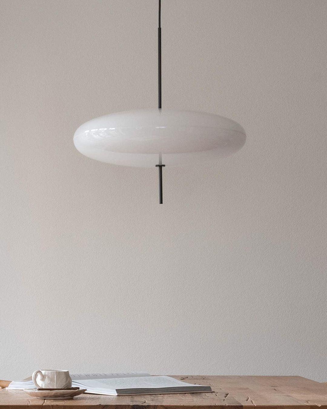 Opaalwitte Schijfhanglamp Elliptisch Design Glas-Effect Polymeer 3-4 Lichtpunten E26/E27 Moderne Designlamp Scandinavische Stijl Zwart of Wit Scandinavisch Interieur | Sansoti
