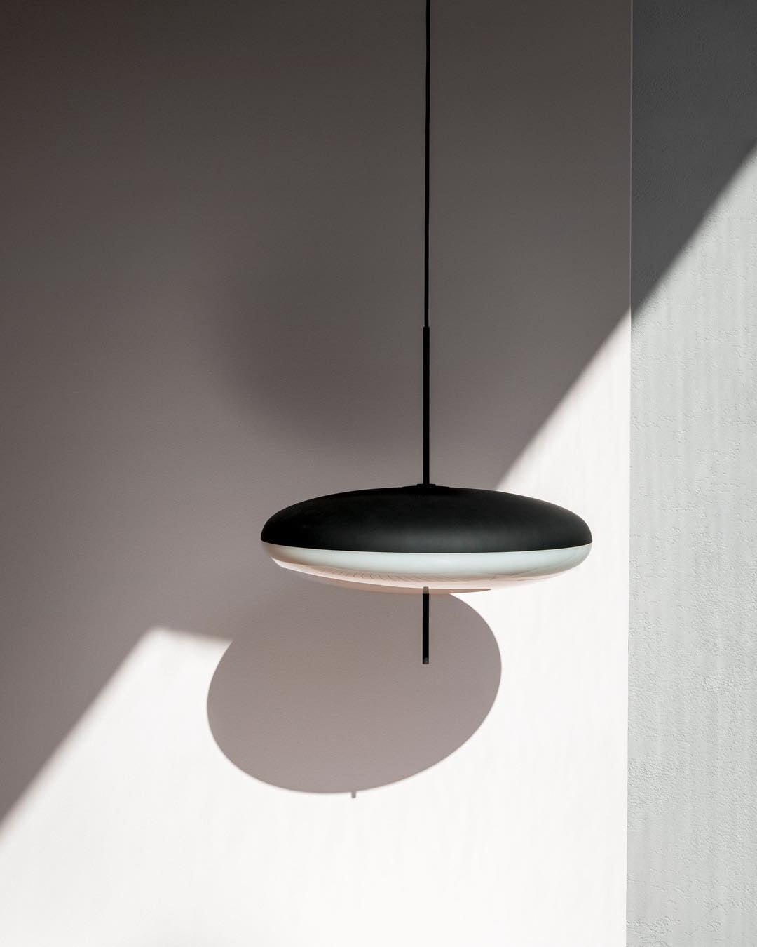 Opaalwitte Schijfhanglamp Elliptisch Design Glas-Effect Polymeer 3-4 Lichtpunten E26/E27 Moderne Designlamp Scandinavische Stijl Zwart of Wit Scandinavisch Interieur | Sansoti