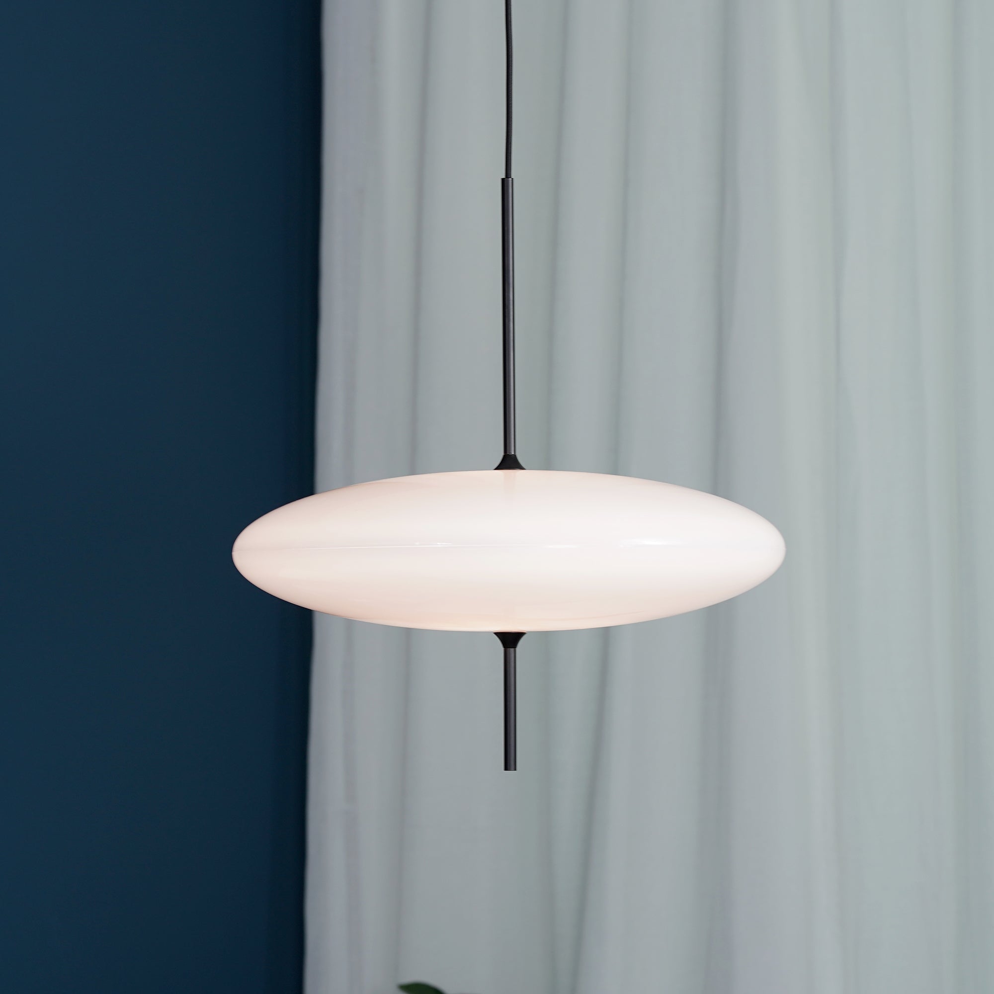 Opaalwitte Schijfhanglamp Elliptisch Design Glas-Effect Polymeer 3-4 Lichtpunten E26/E27 Moderne Designlamp Scandinavische Stijl Zwart of Wit Scandinavisch Interieur | Sansoti