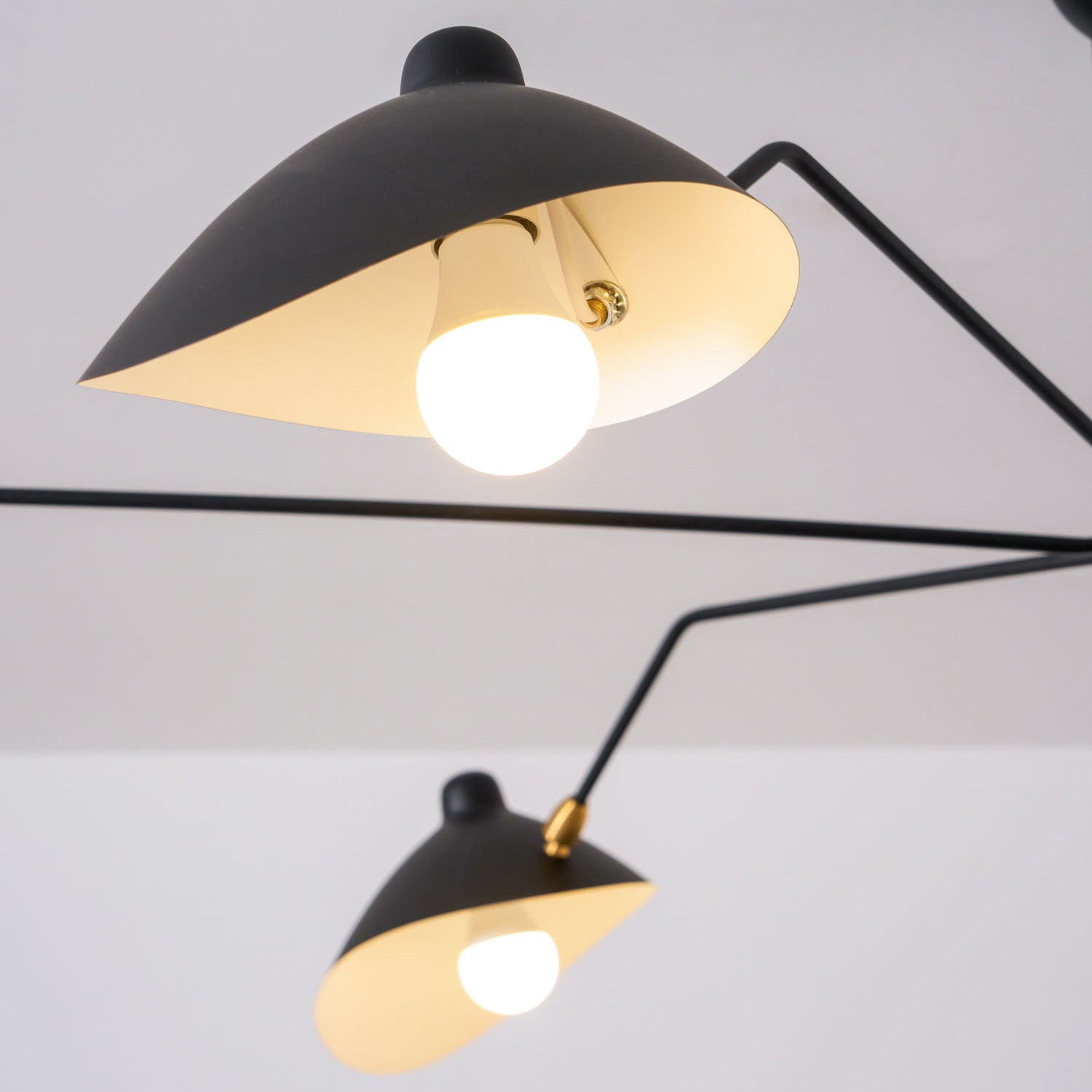 Verstelbare Spinlamp Multi-Arm Plafondlamp Industriële Design Messing Details Zwart Wit Scandinavisch Modern | Sansoti