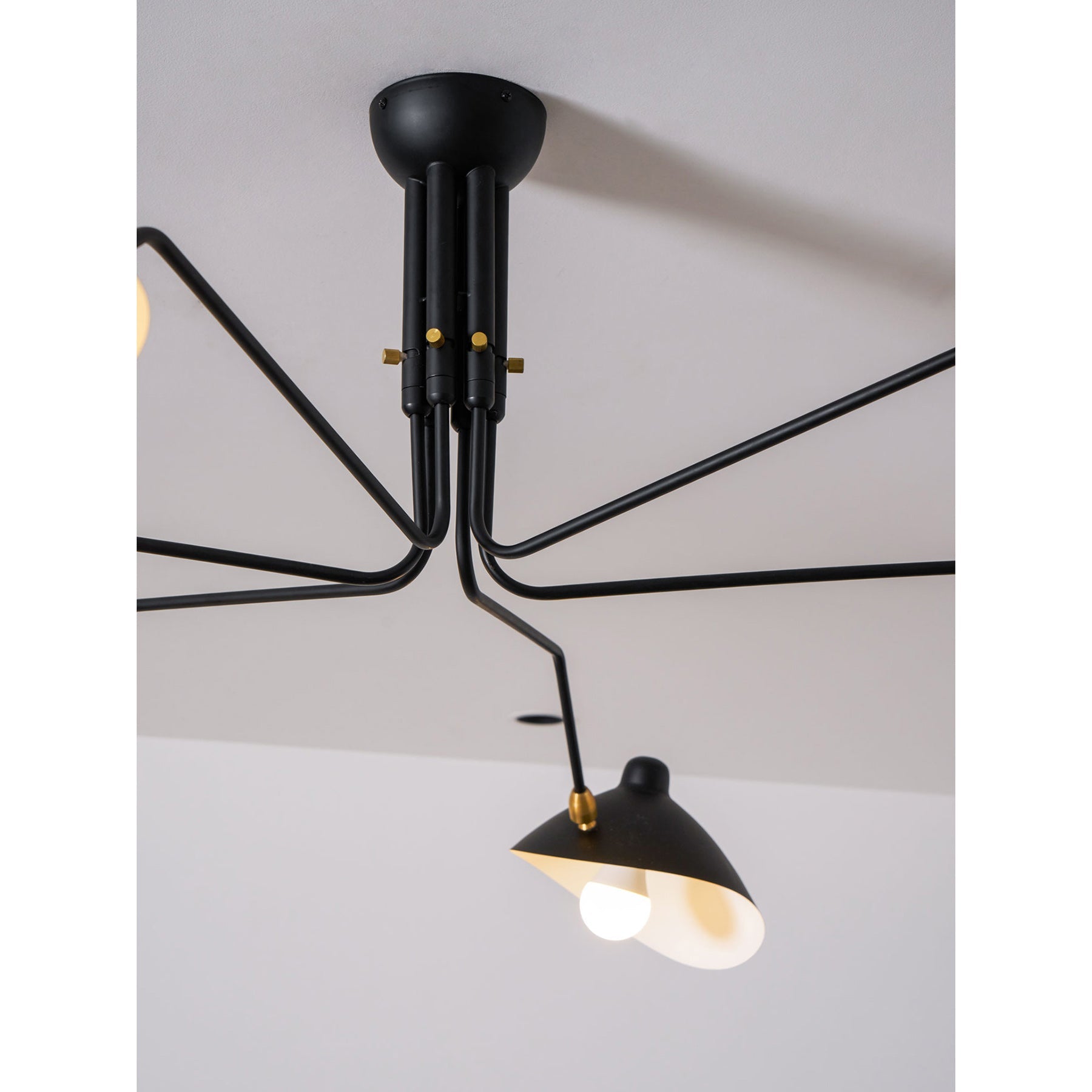Verstelbare Spinlamp Multi-Arm Plafondlamp Industriële Design Messing Details Zwart Wit Scandinavisch Modern | Sansoti