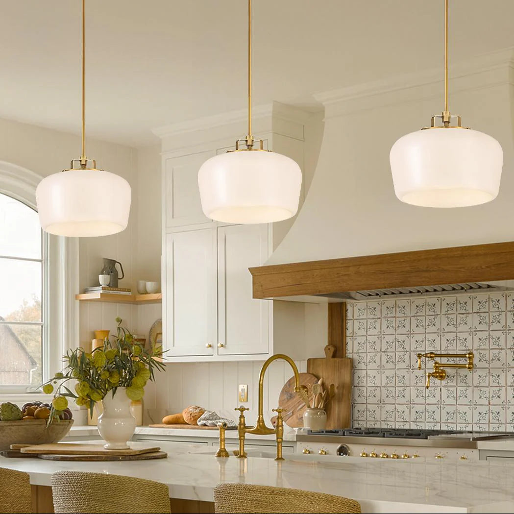 Hanglamp met Opaal Wit Glazen Kap en Antique Brass Fitting – 3-Lichts Hangverlichting voor Keukeneiland Eetkamer Woonkamer Scandinavisch Interieur | Sansoti