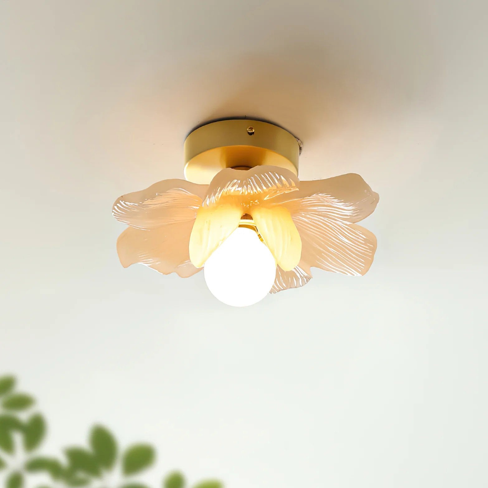 Plafondlamp met Bloesemontwerp in Hars en Messing – Elegante Verlichting voor Slaapkamer en Gang | Sansoti