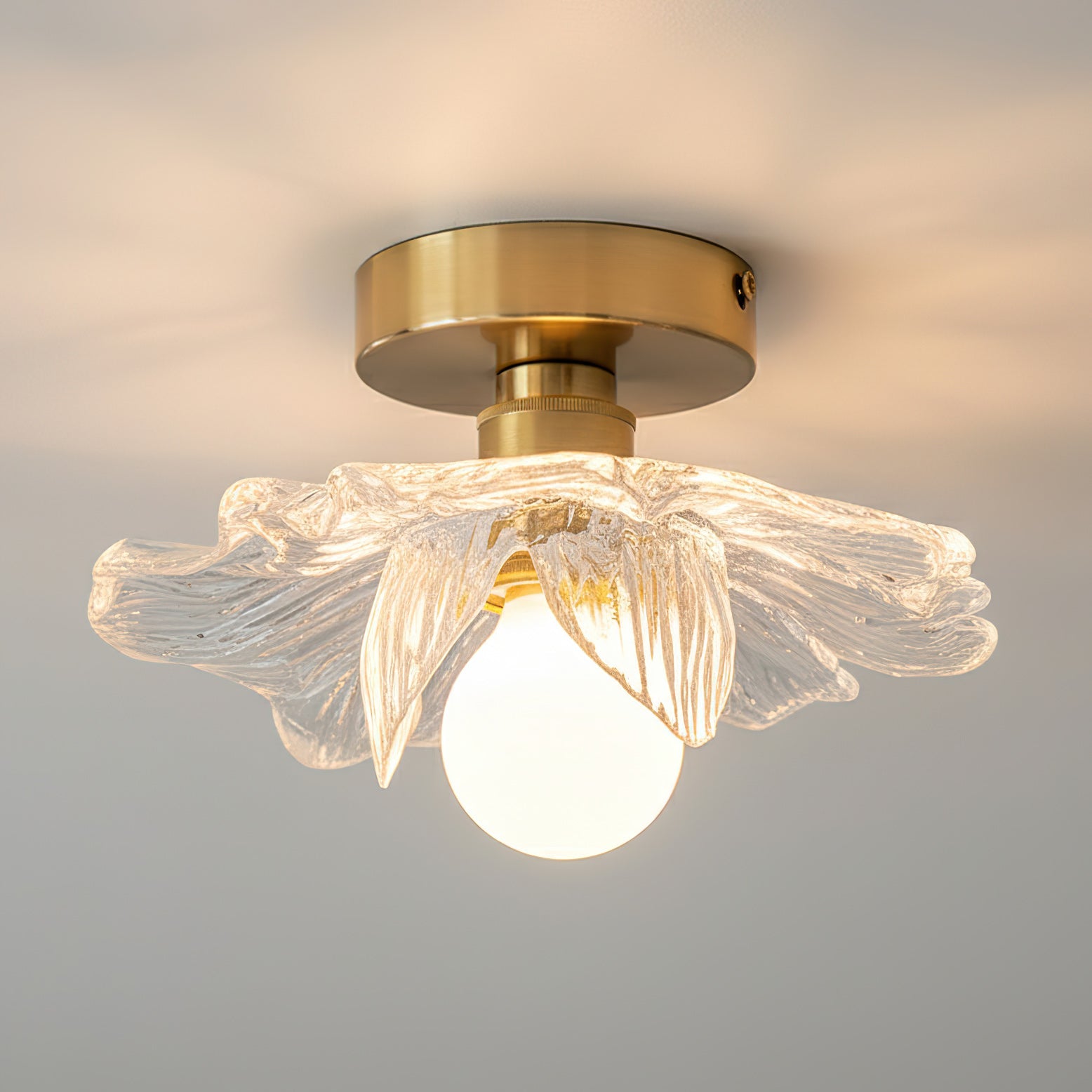 Plafondlamp met Bloesemontwerp in Hars en Messing – Elegante Verlichting voor Slaapkamer en Gang | Sansoti