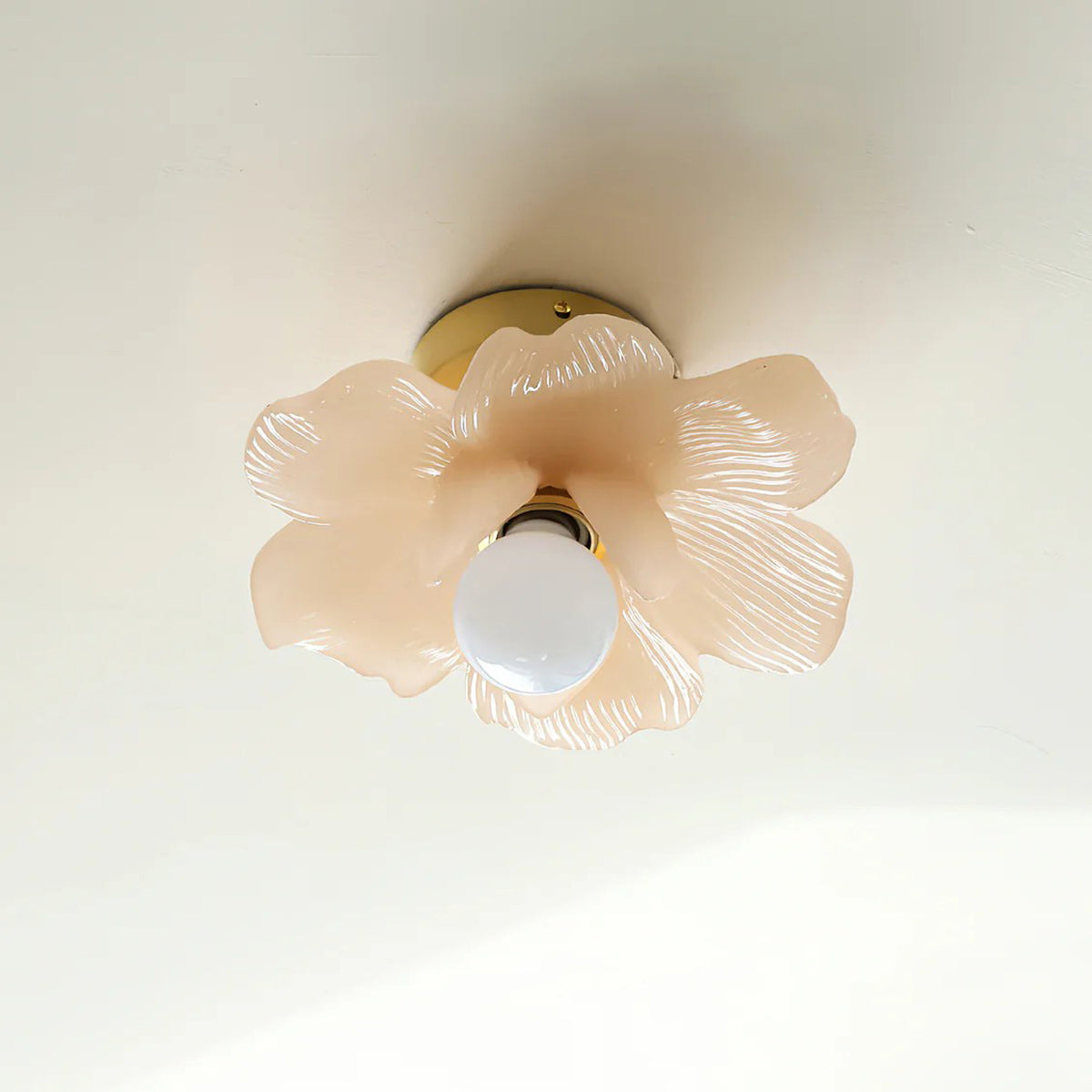 Plafondlamp met Bloesemontwerp in Hars en Messing – Elegante Verlichting voor Slaapkamer en Gang | Sansoti