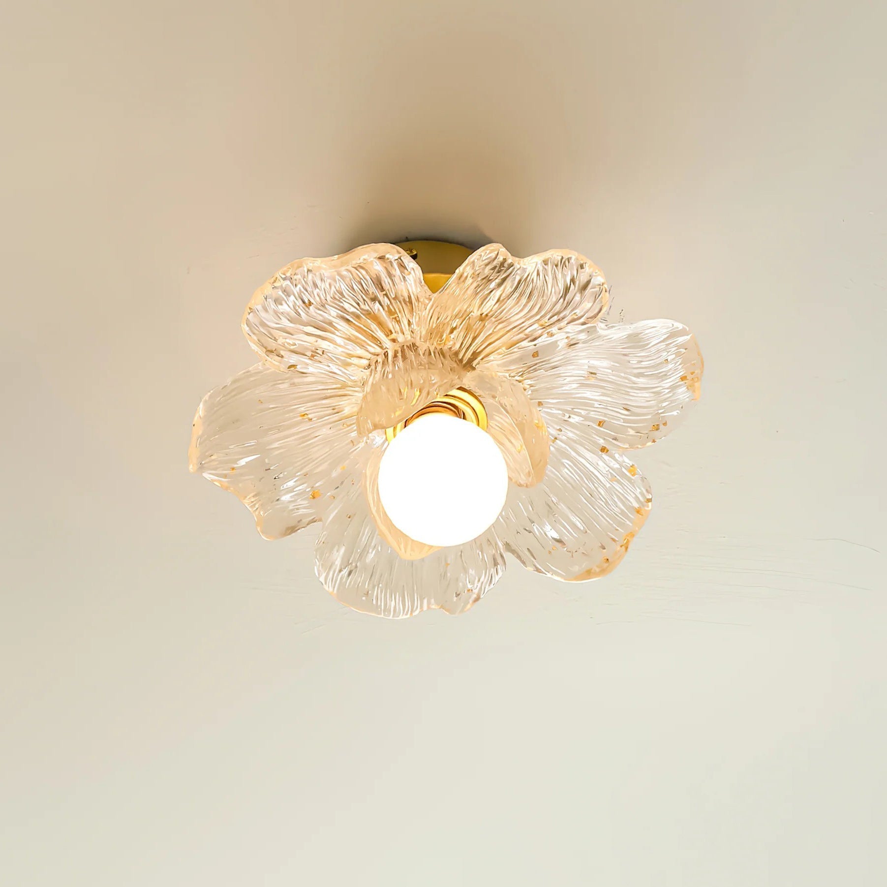 Plafondlamp met Bloesemontwerp in Hars en Messing – Elegante Verlichting voor Slaapkamer en Gang | Sansoti