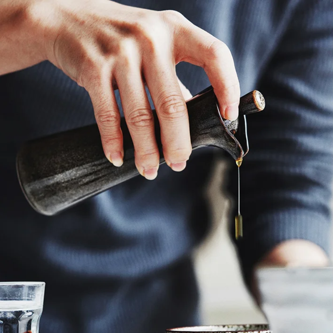 Keramische Oliedispenser met Glanslak 120ml – Elegante Schenktuit voor Olijfolie Azijn op Keukentafel | Sansoti