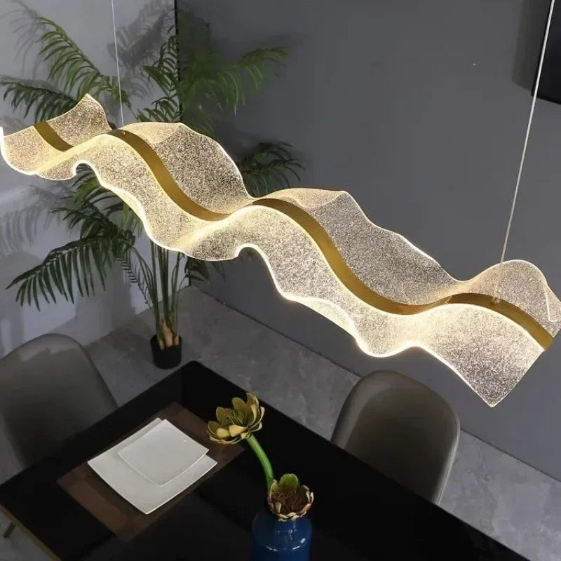 Nordic Wave - wisząca lampa LED z akrylu w kształcie fali, z mosiężnym wykończeniem, ściemniana i regulowana, do jadalni i sypialni | Sansoti