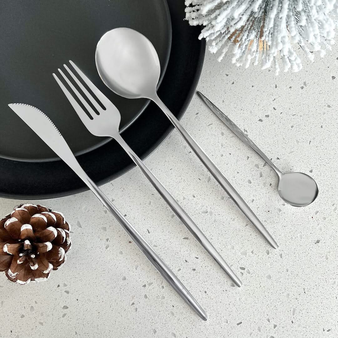 Bestek Set 4-delig RVS Zilverkleurig Modern Design voor Dagelijks Gebruik Feestelijke Diners en Stijlvolle Tafelmomenten | Sansoti