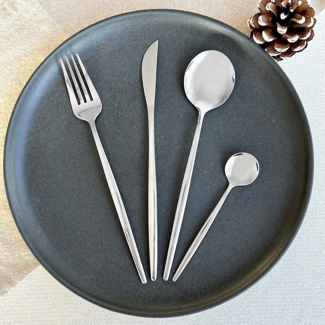 Bestek Set 4-delig RVS Zilverkleurig Modern Design voor Dagelijks Gebruik Feestelijke Diners en Stijlvolle Tafelmomenten | Sansoti
