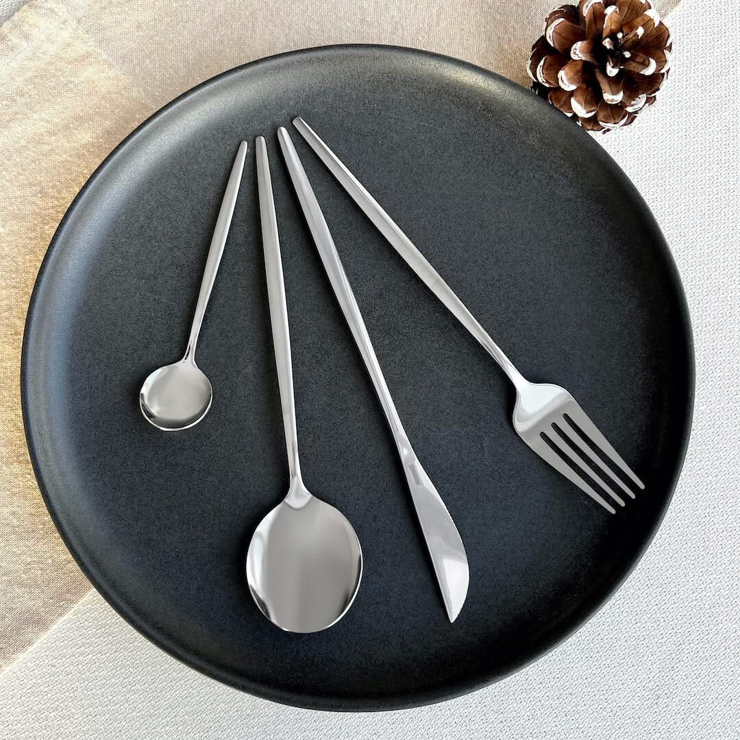 Bestek Set 4-delig RVS Zilverkleurig Modern Design voor Dagelijks Gebruik Feestelijke Diners en Stijlvolle Tafelmomenten | Sansoti