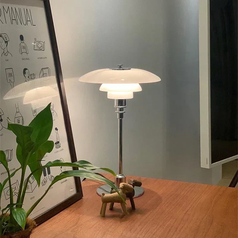 Skandinavische Glas-Tischleuchte mit warmem Licht und minimalistischem Design | Restfield